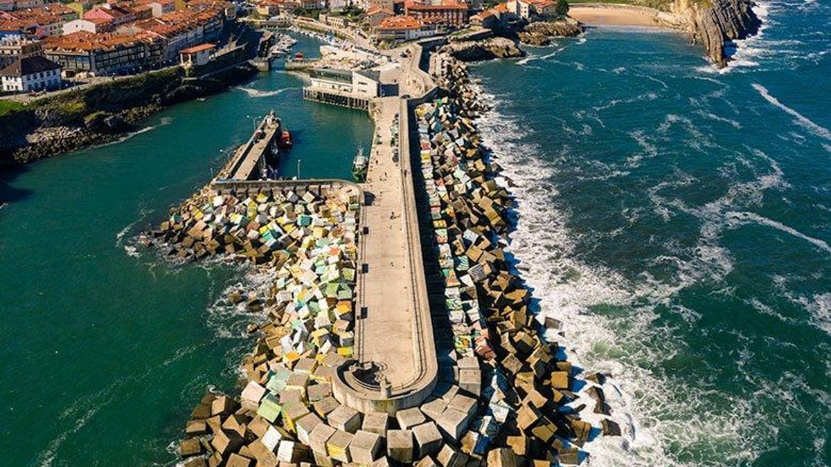 Vista del puerto de Llanes con sus instalaciones portuarias