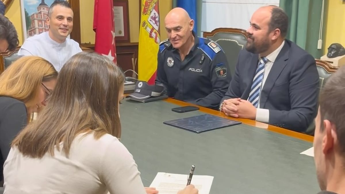 Ocho nuevos policías locales en la formalización de su incorporación como funcionarios en prácticas en Aranjuez