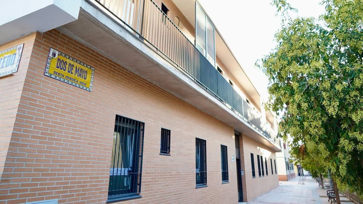 Fachada de las ocho viviendas VPO de INMUBA finalizadas en la calle Dos de Mayo de San Roque, Badajoz