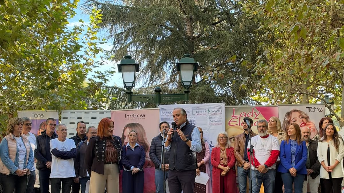 Acto de presentación de la octava edición de 'Cortamos Contigo' de AGRESTAC con presencia del alcalde de Talavera y banners de colaboradores