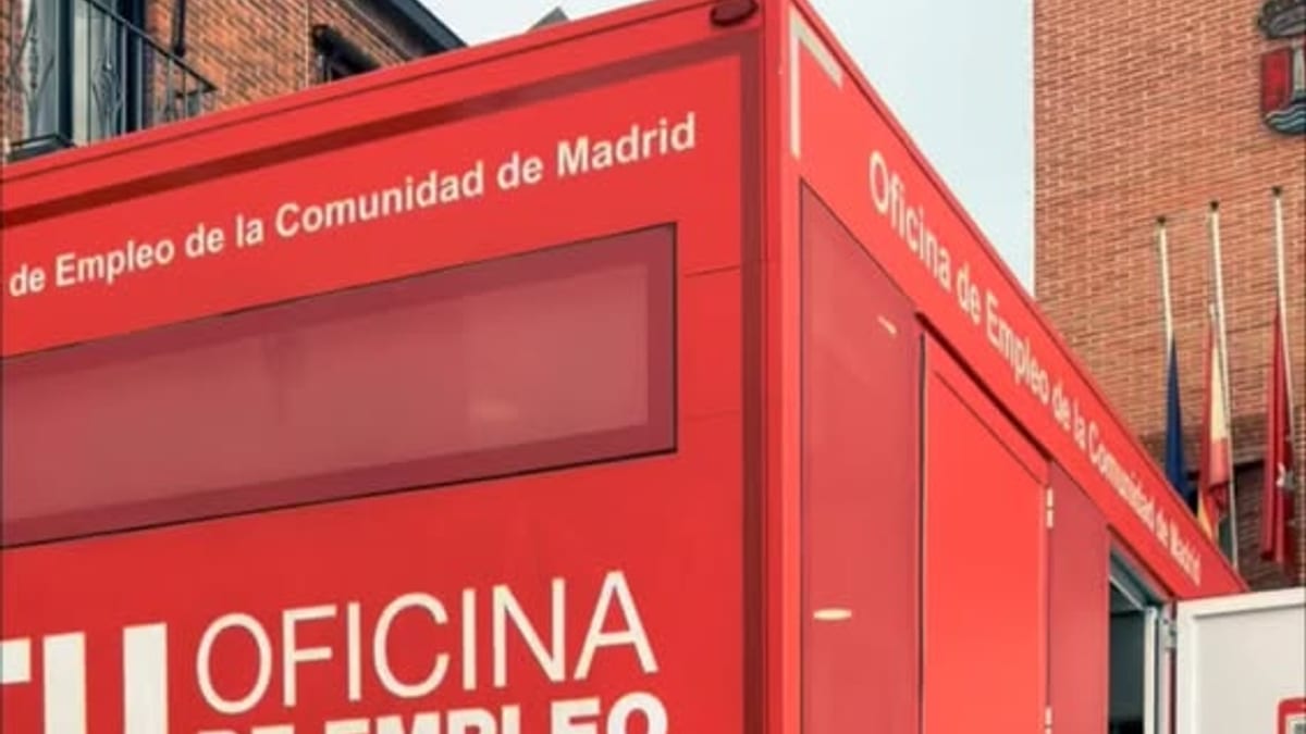 Oficina de Empleo Móvil de la Comunidad de Madrid en vehículo IVECO Daily con horario 10:00-13:00 horas