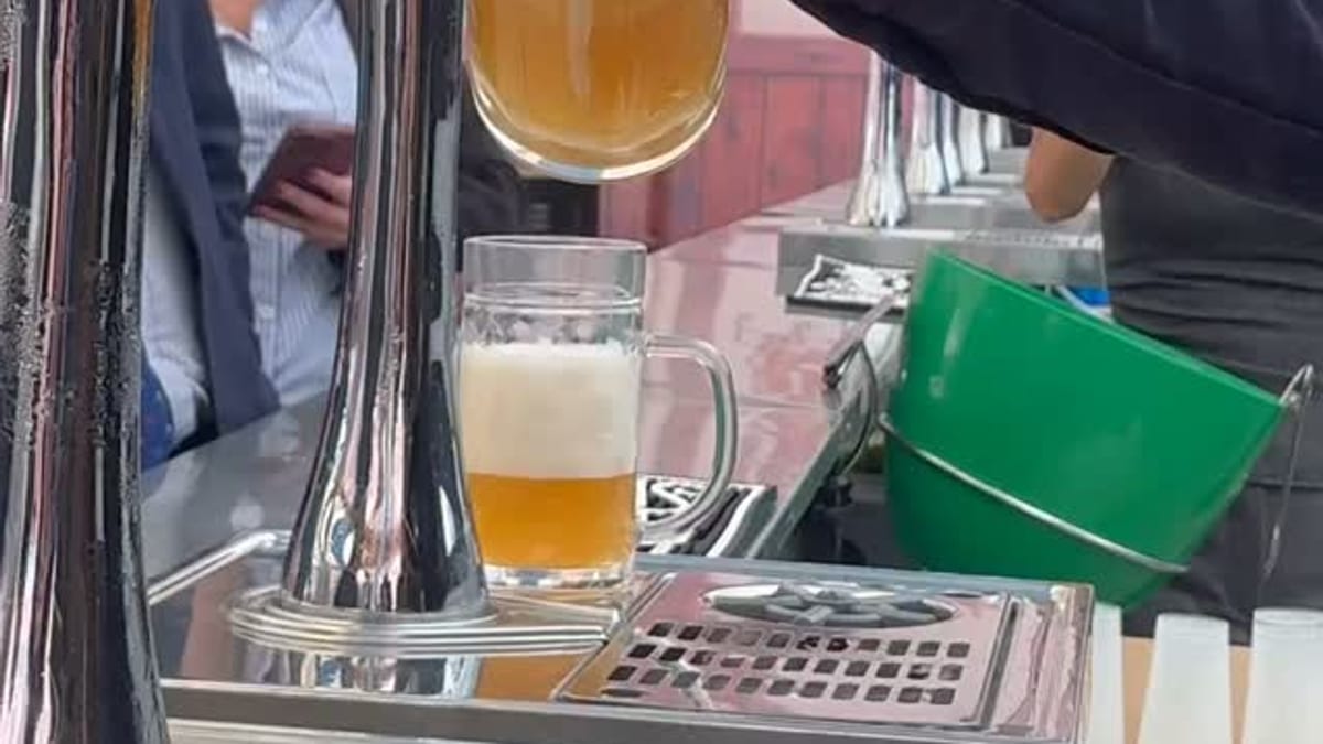 Grifo de cerveza sirviendo bebida en una copa durante el Oktoberfest de Collado Villalba