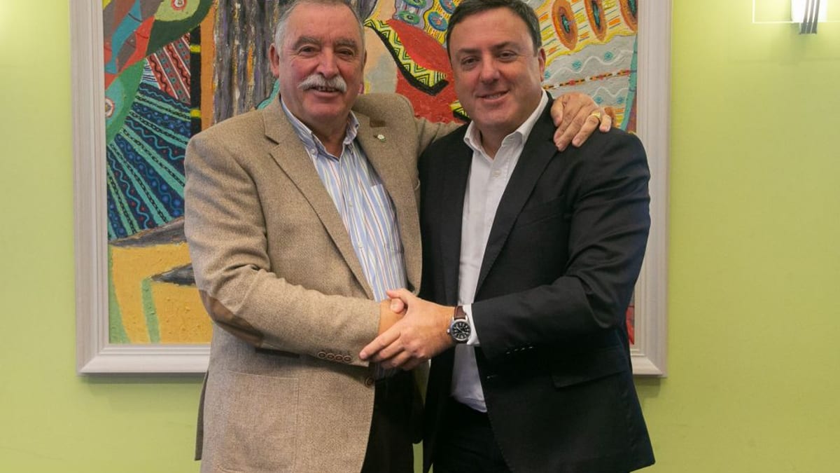 Firma del convenio entre representantes de la Diputación de A Coruña para la financiación de obras en el campo de fútbol del Redondo de Oleiros