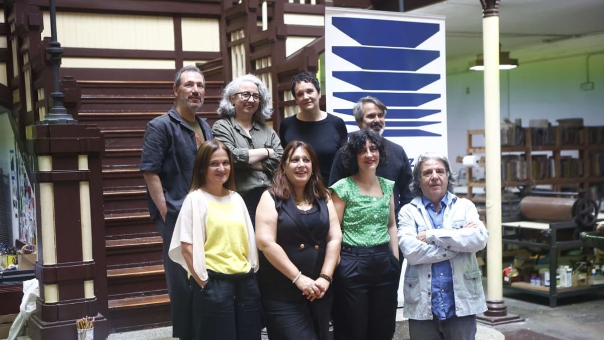 Omar Árcega Morales junto a miembros de la Diputación de A Coruña en la entrega del XXI Premio Internacional de Arte Gráfica 'Jesús Núñez'