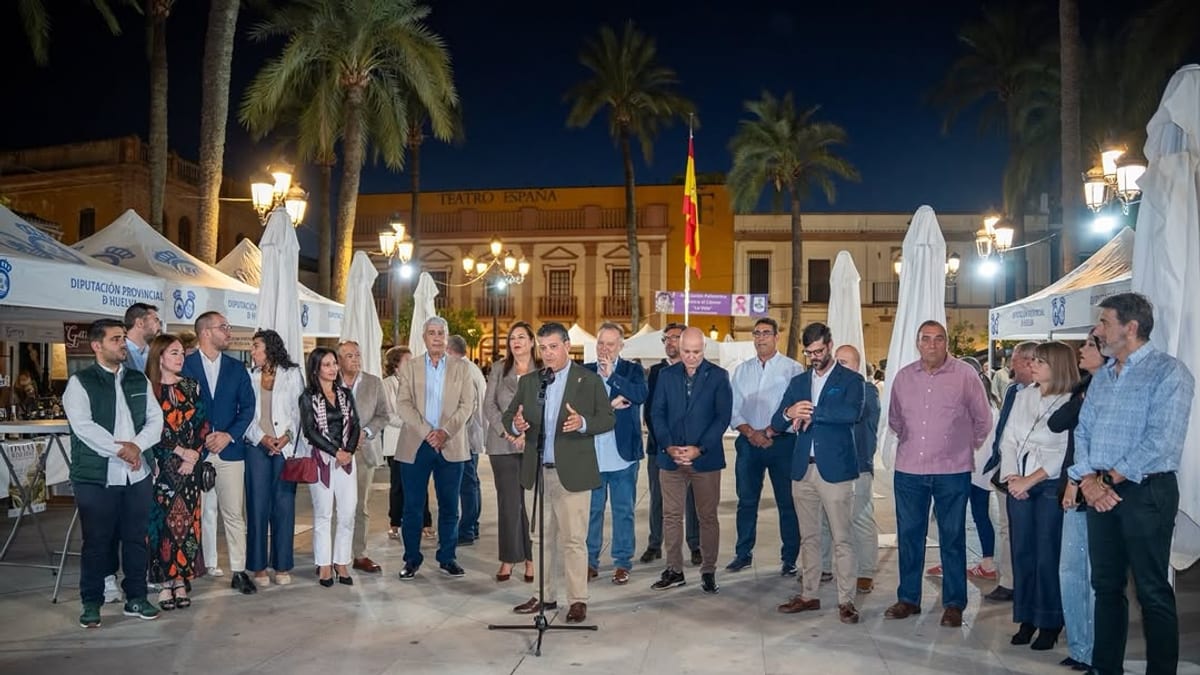 Acto inaugural de ON-UVA WINE FEST en La Palma del Condado con representantes de la Diputación de Huelva y sector vitivinícola