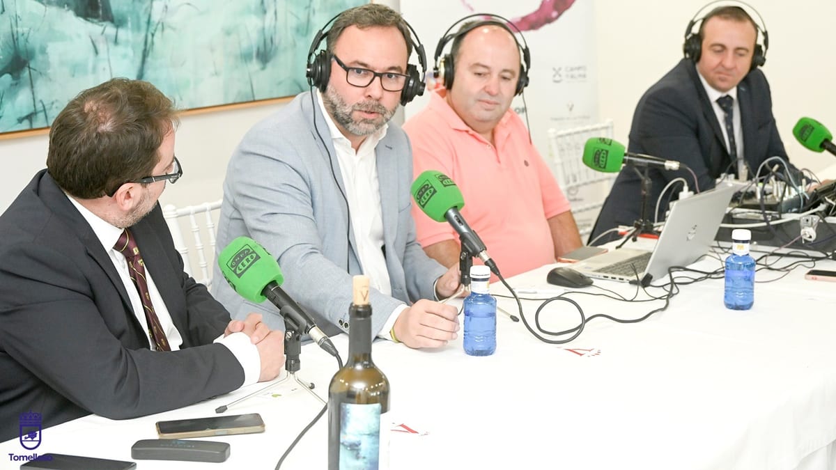 Emisión en directo de Onda Cero desde la cooperativa Virgen de las Viñas Bodega y Almazara con el alcalde Javier Navarro
