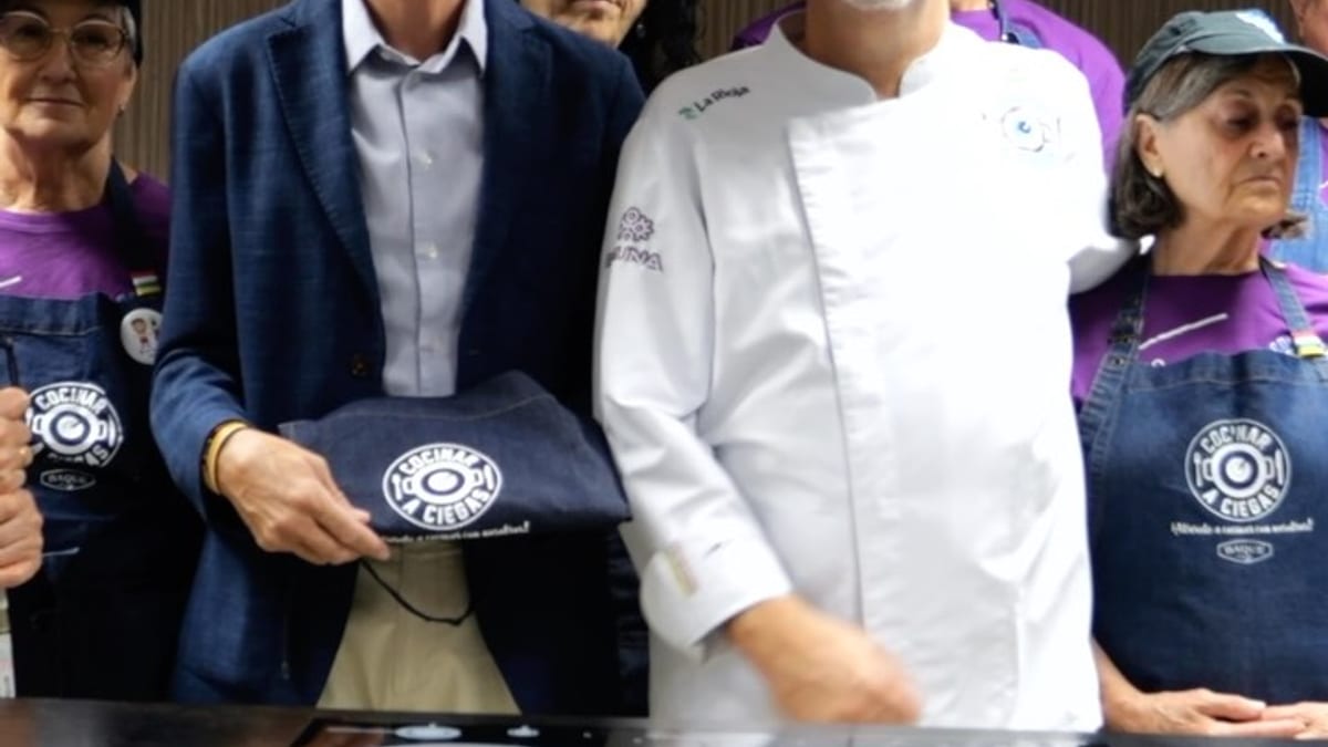Grupo de personas en el evento de inauguración del espacio de la ONG Cocinar a Ciegas en La Rioja