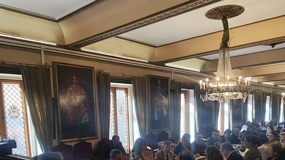 Sesión del Pleno municipal de Oviedo durante la aprobación inicial de las Ordenanzas Fiscales para 2027