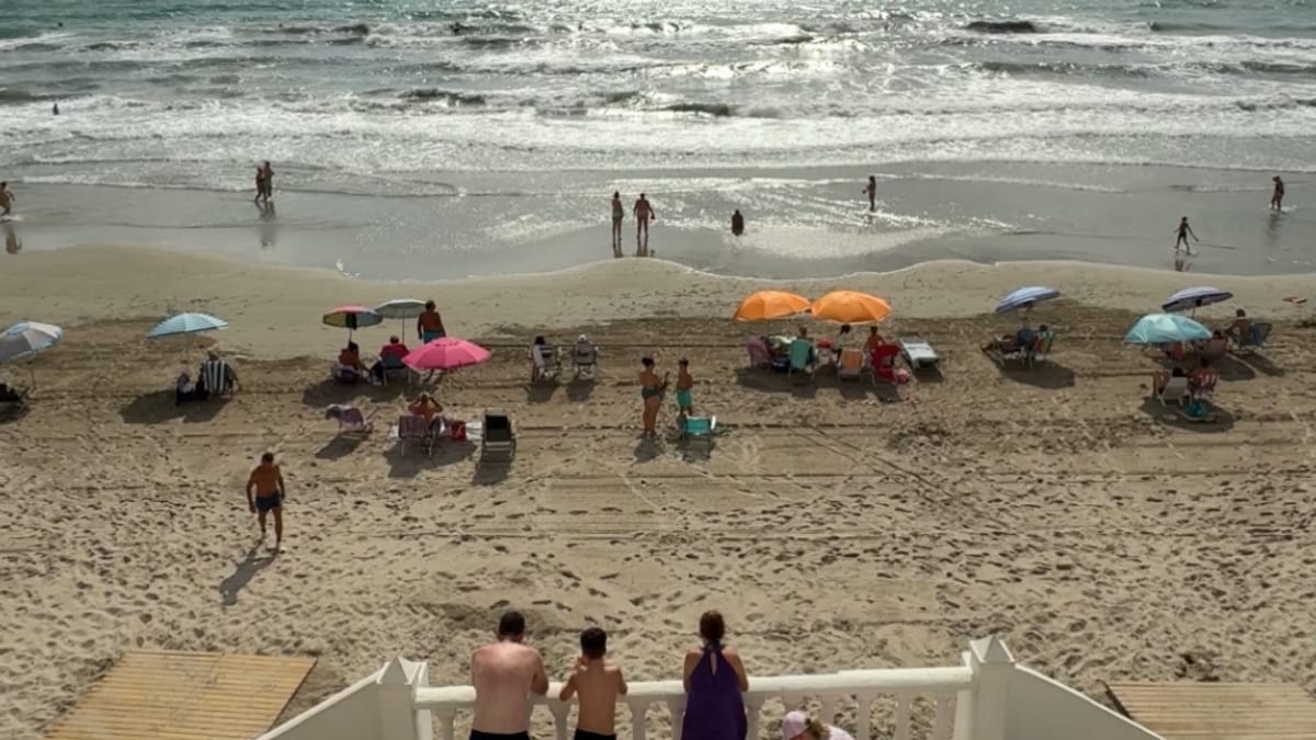Playa de Orihuela con bandera azul en la Costa Blanca de Alicante