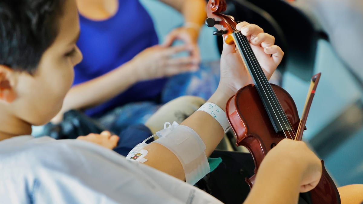 Actuació de l'Orquestra Simfònica Illes Balears a la Unitat de Pediatria de Son Espases amb infants i famílies
