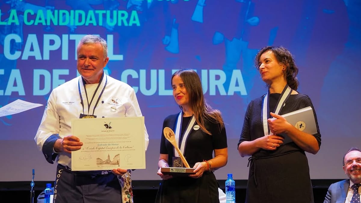 Rodolfo Sánchez, Paula García y Zoe López reciben el nombramiento de Cofrade de Honor de la Cofradía del Desarme en el Teatro Filarmónica de Oviedo