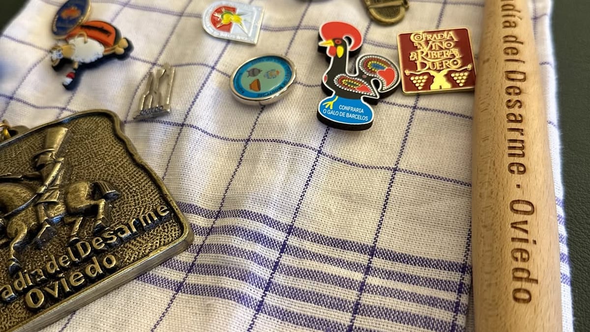 Insignia y distintivo de Cofrade de Honor de la Cofradía del Desarme, fiesta gastronómica tradicional de Oviedo