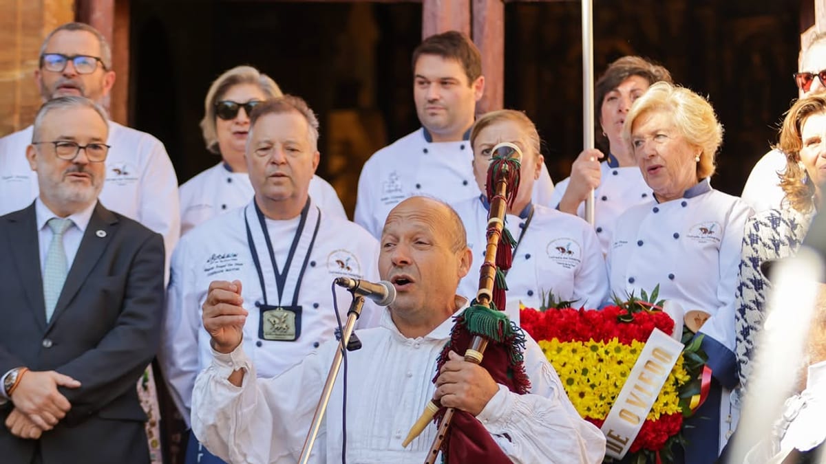 Proclamación del Día del Desarme en Oviedo con autoridades municipales, Cofradía del Desarme y recreantes históricos en acto solemne