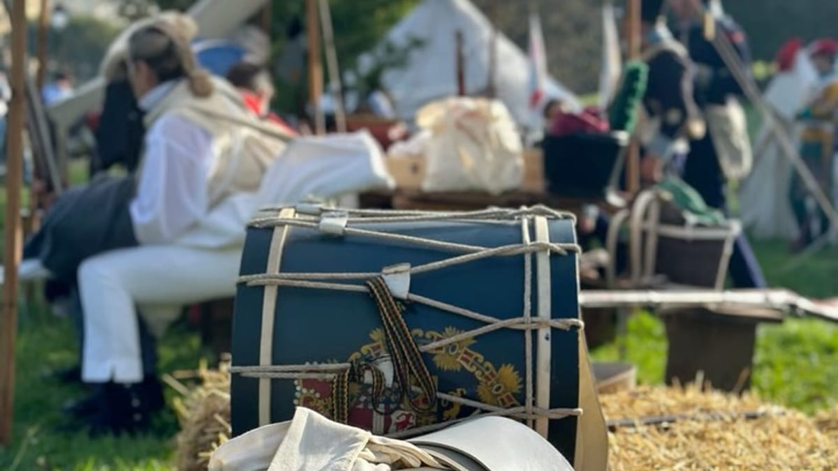 Cartel informativo del evento El Desarme de Oviedo del 18 de octubre con recreación histórica, gastronomía y tradición