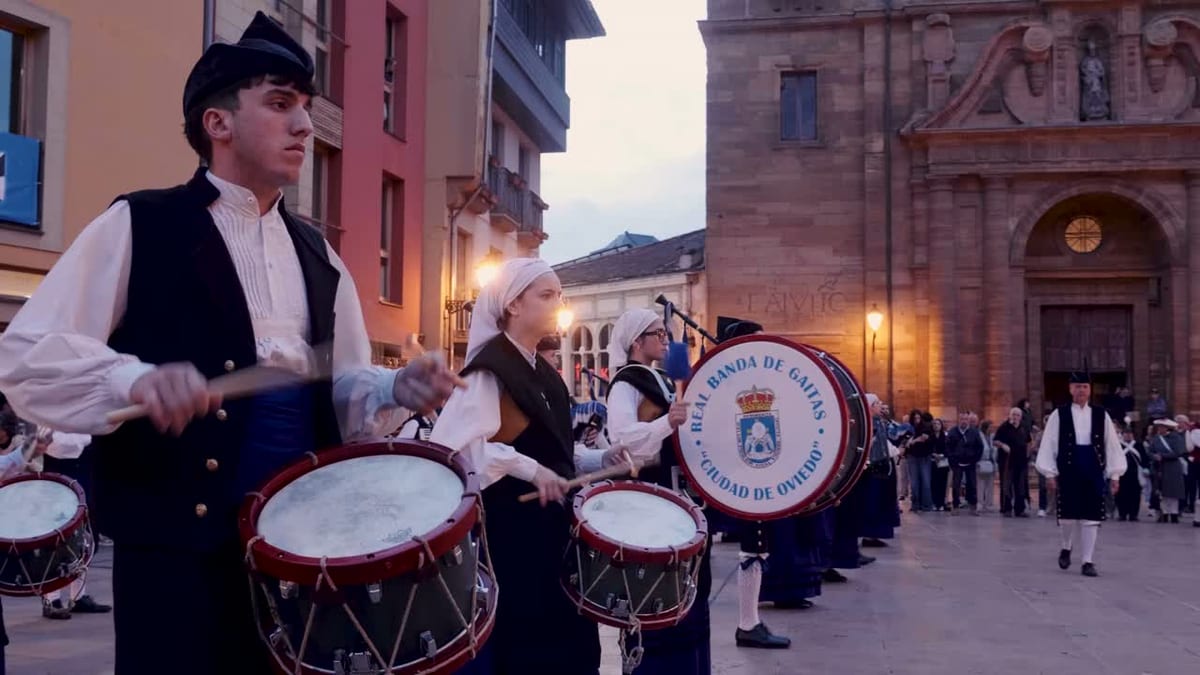 Momentos de las jornadas del Desarme de Oviedo 2026, incluyendo el pregón, ofrenda y participantes en el Concurso de Indumentaria de Época Siglo XIX