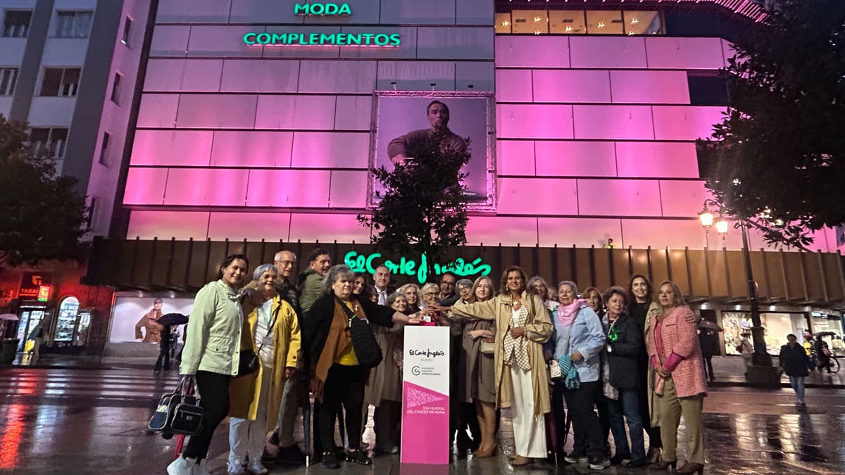 Fachada de El Corte Inglés iluminada en rosa con el Ayuntamiento de Oviedo y la AECC en acción de sensibilización sobre cáncer de mama
