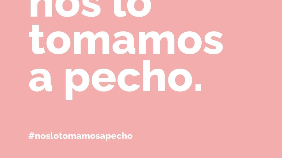 Cartel de la campaña «Nos lo tomamos a pecho» del Ayuntamiento de Oviedo y la Asociación Española contra el Cáncer en Asturias para el Día Mundial del Cáncer de Mama