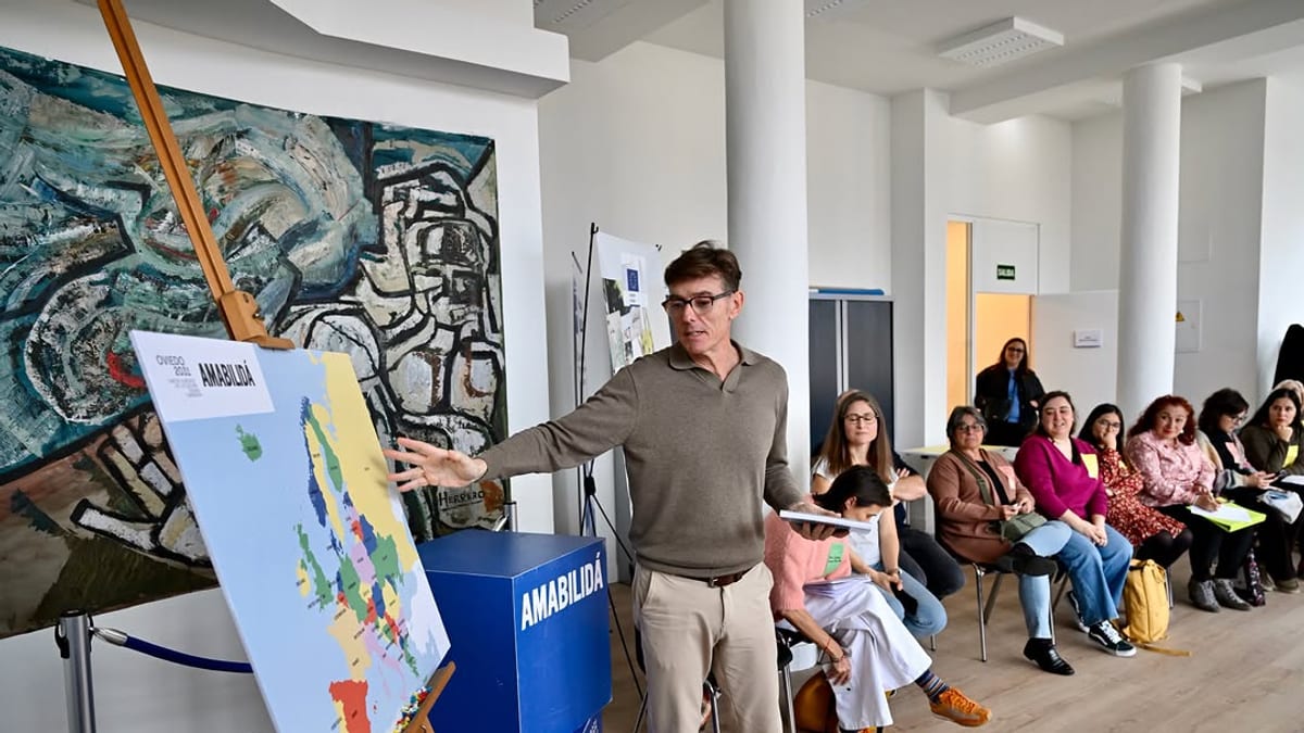 Mesa de trabajo sobre internacionalización cultural con instituciones y asociaciones asturianas en Oviedo