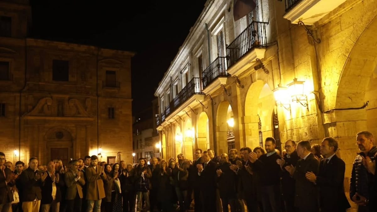 Corporación municipal de Oviedo durante el minuto de silencio por el accidente ferroviario de Toledo, encabezada por el alcalde Alfredo Canteli