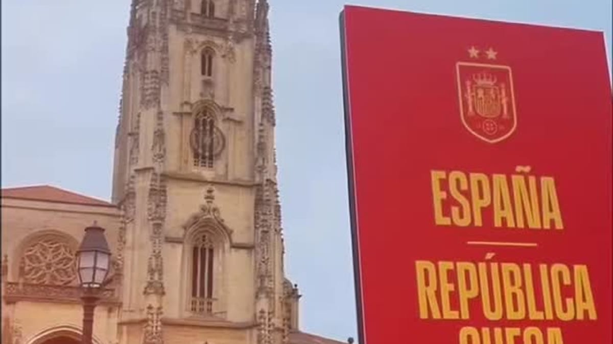 Aficionados en la Plaza de la Catedral de Oviedo durante la Fan Zone previa al partido España-República Checa