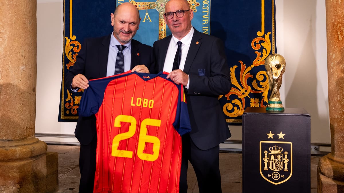 Recepción institucional de la Copa del Mundo en el Palacio de los Condes de Toreno de Oviedo con autoridades de la RFEF y el Principado de Asturias