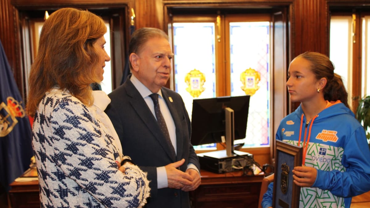 El alcalde de Oviedo Alfredo Canteli y la concejala de Deportes Concepción Méndez Suárez entregan placa de reconocimiento a la piragüista Salomé Llorian de La Ribera Oviedo Kayak