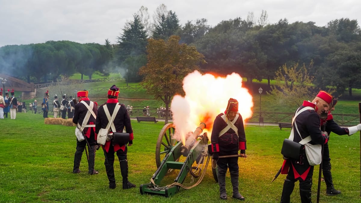 Recreación histórica de las batallas del Desarme en el Parque de Invierno de Oviedo con soldados en uniformes napoleónicos y demostración de cañón
