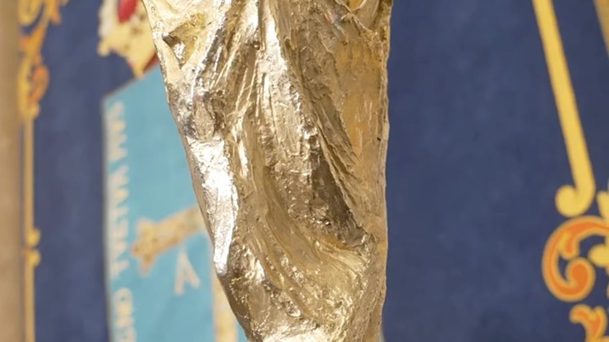 Trofeo de la Copa del Mundo de la FIFA con el logo de la RFEF en la muestra Reyes del Mundo