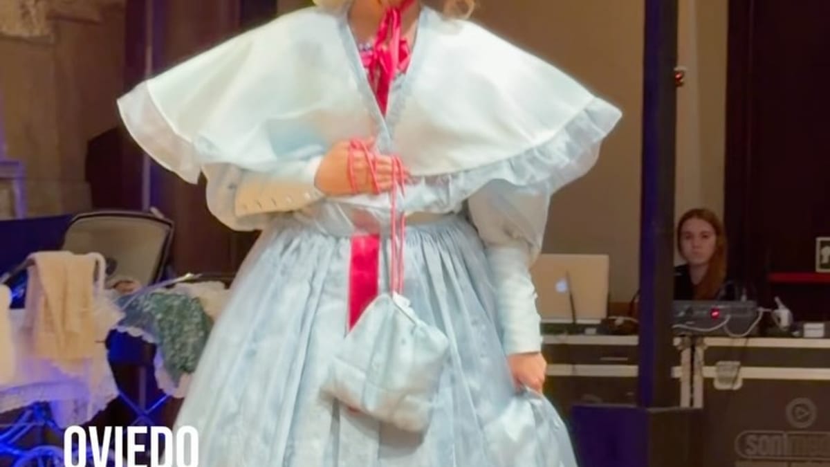 Participantes del V Concurso de Indumentaria de Época de El Desarme luciendo trajes del siglo XIX en las calles de Oviedo