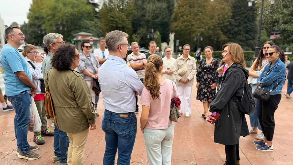 Participantes en las visitas guiadas organizadas por el Ayuntamiento de Oviedo por el Día Mundial del Turismo