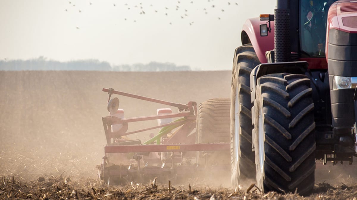 Tractor en campo de cultivo durante labores agrícolas en Andalucía