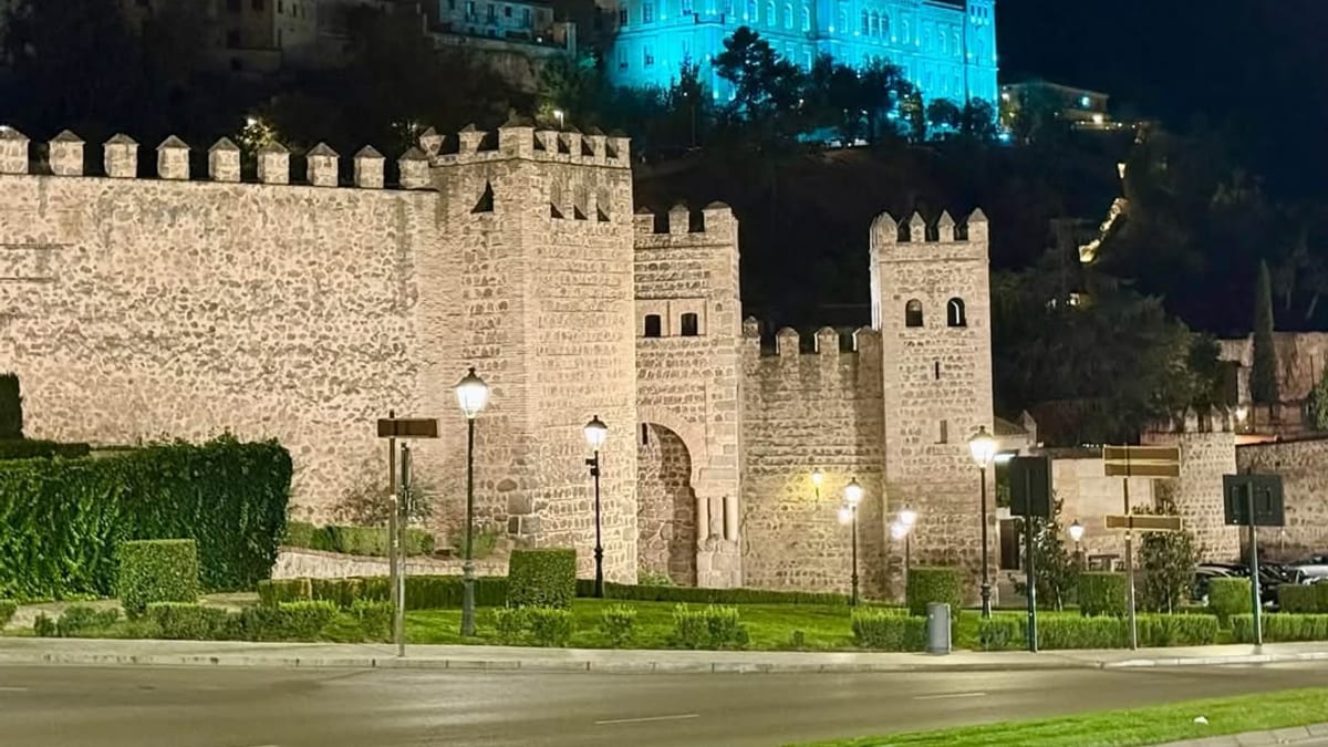 Fachada del Palacio Provincial de la Diputación de Toledo iluminada en rosa para el Día Mundial contra el Cáncer de Mama