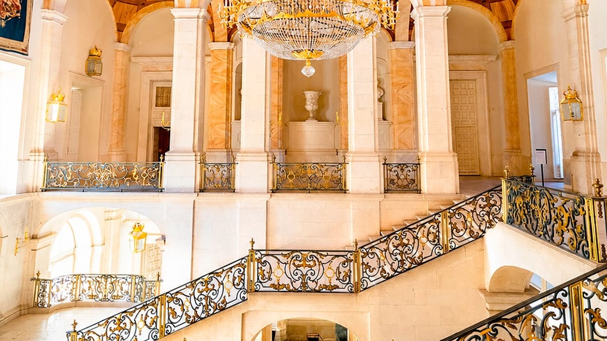 Interior del Palacio Real de Aranjuez mostrando la arquitectura histórica y ornamentación de sus salas