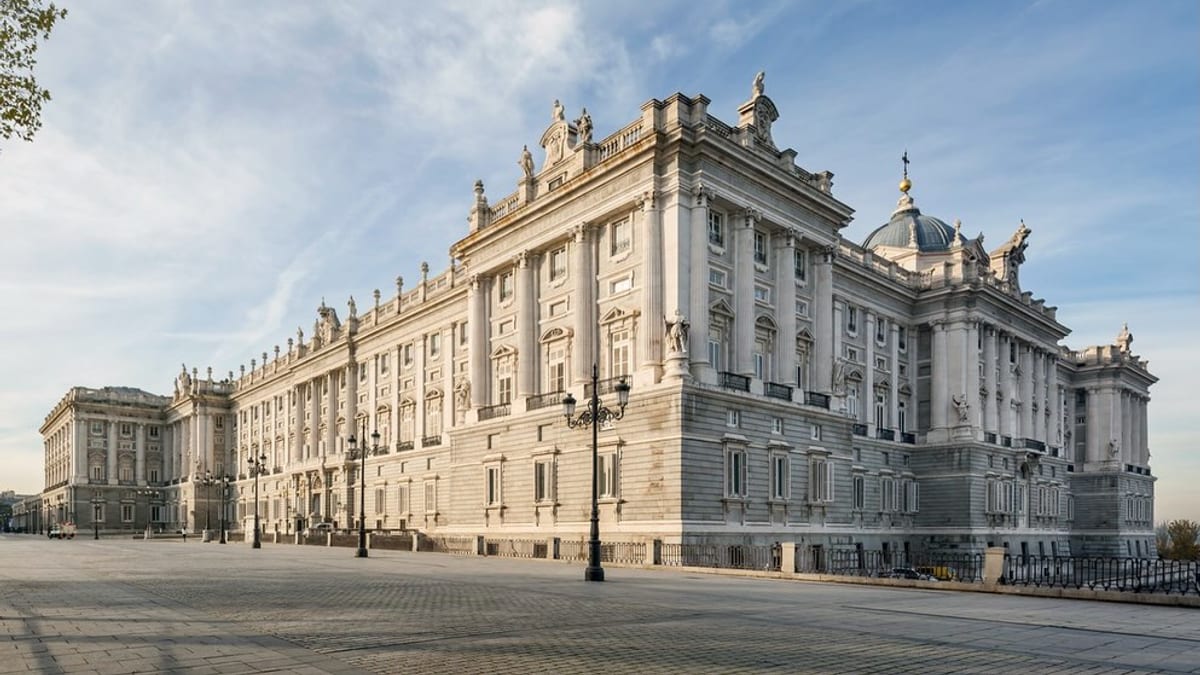 Fachada del Palacio Real de Madrid con sus salones monumentales y arquitectura histórica
