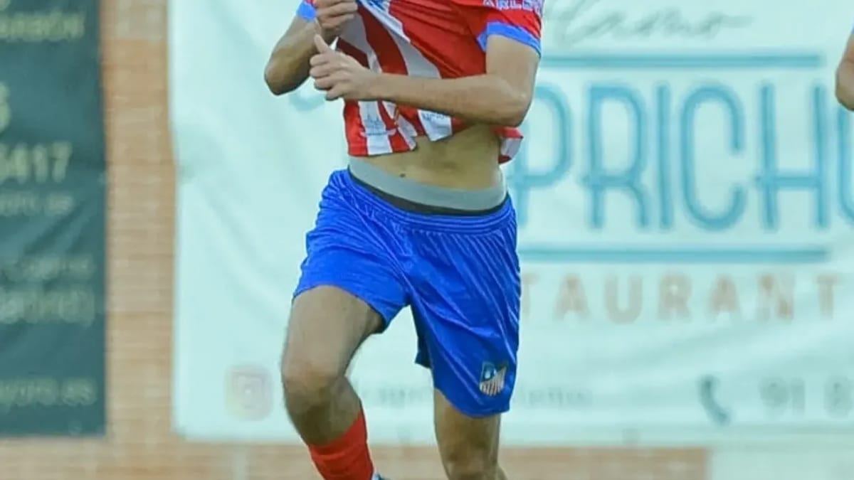 Jugador de Navalcarnero en acción durante el partido de Senior B contra Griñón