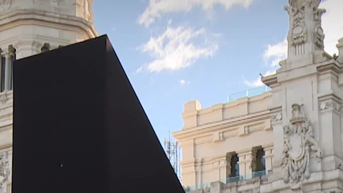 Estructura triangular negra Panóptico en plaza de Cibeles, instalación artística de SpY para Madrid es Paisaje