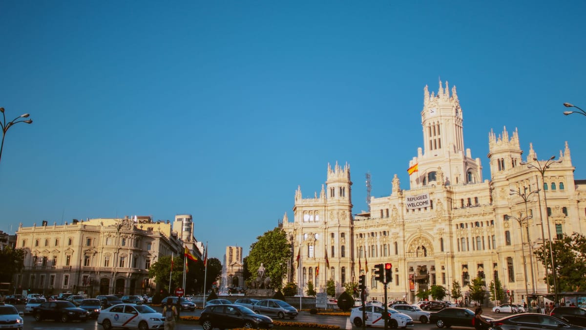 Vista de la instalación artística Panóptico de SpY en la plaza de Cibeles de Madrid