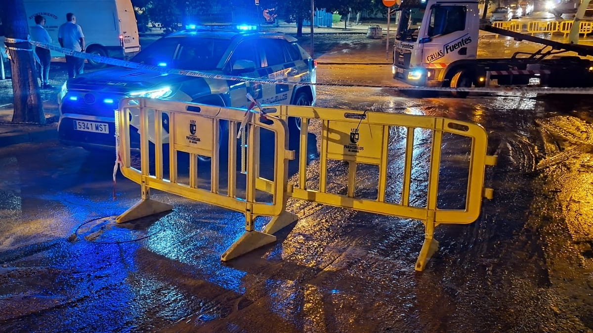 Cartel informativo del Ayuntamiento de Paracuellos advirtiendo del corte de calles por las fuertes lluvias