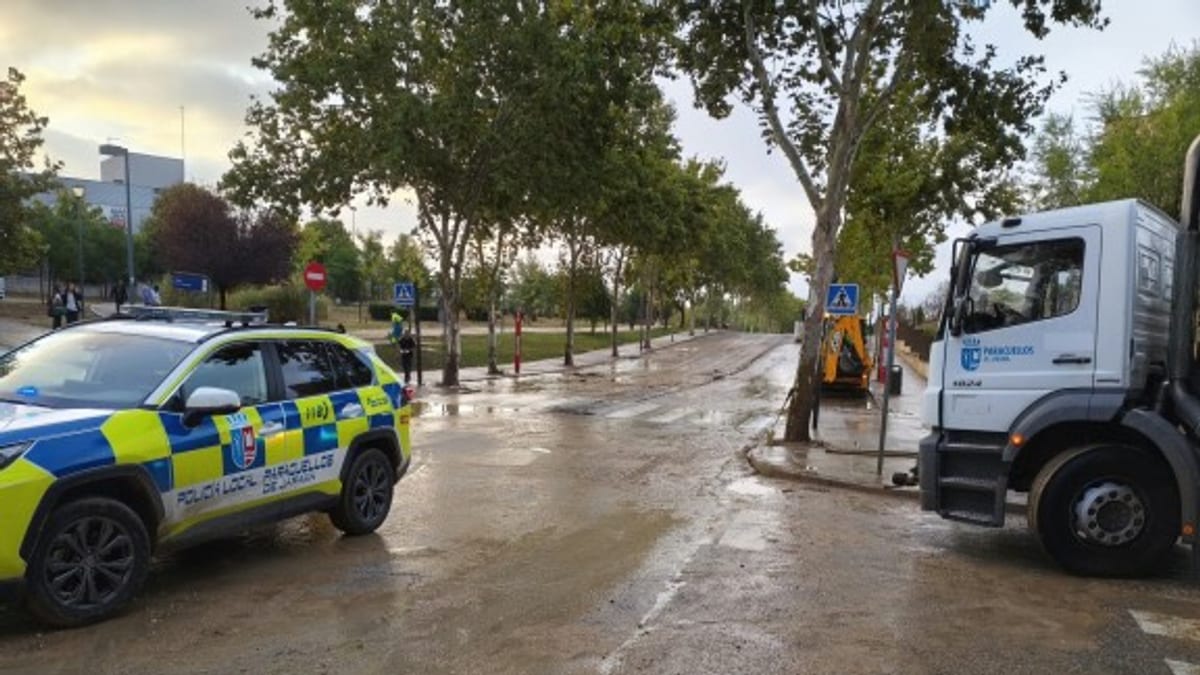 Patrulla de policía y vehículos de emergencia en calle inundada de Paracuellos durante dispositivo especial por lluvias intensas