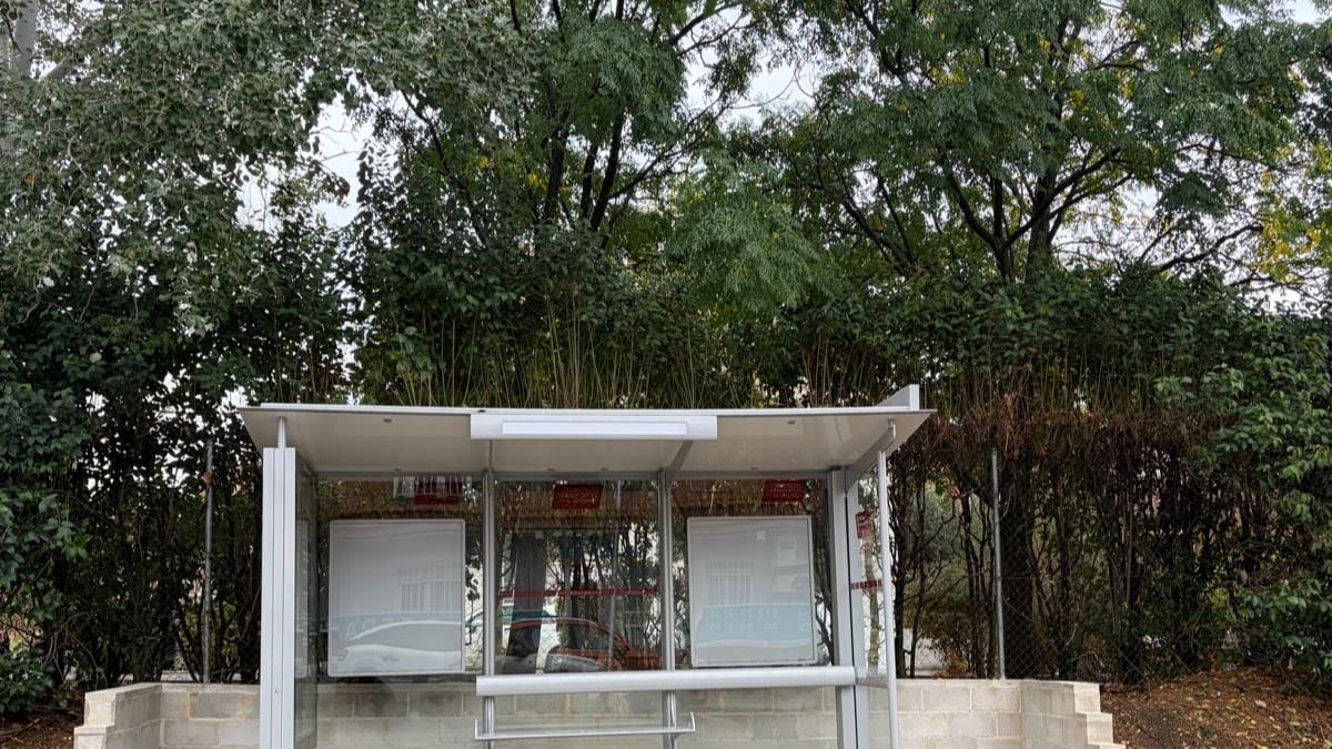Marquesina instalada en la parada de autobús de la calle Real frente al número 57 en Paracuellos de Jarama