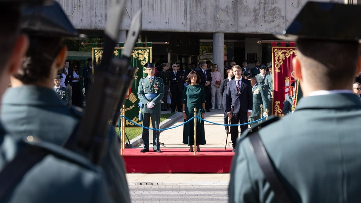 Ceremonia oficial con personalidades militares y civiles en un podio con decoraciones ceremoniales durante la parada militar de Tres Cantos