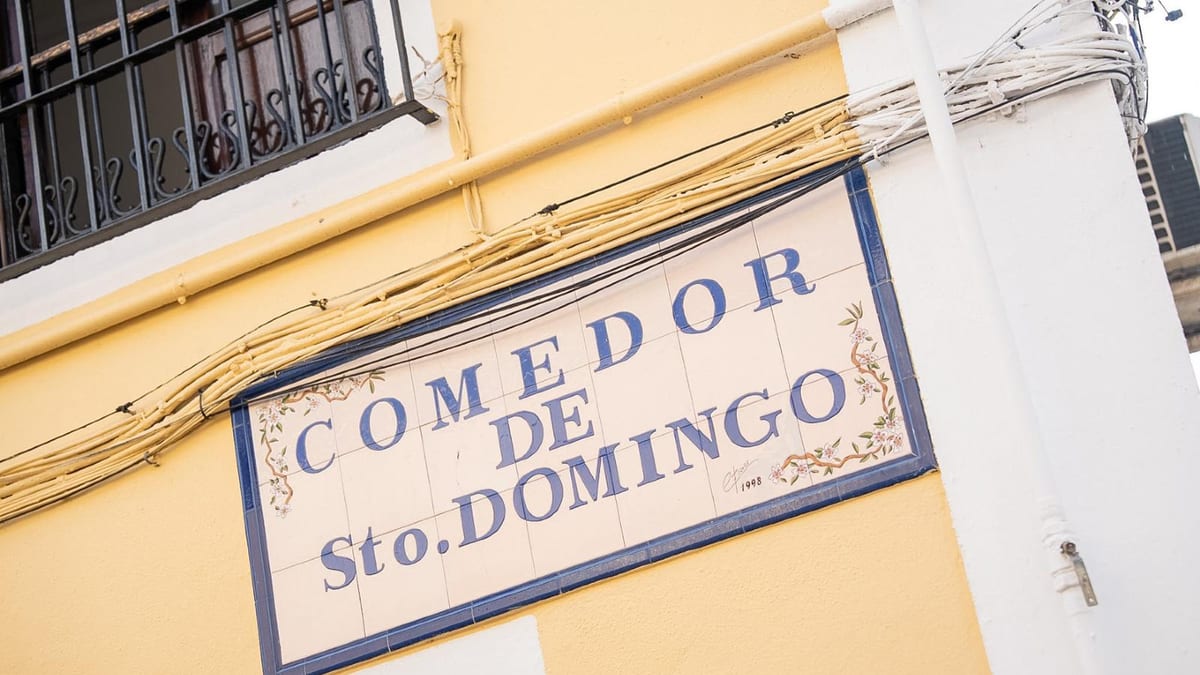La concejala de Sostenibilidad Medioambiental Penélope Gómez y el director del Comedor Santo Domingo Damián Lampérez reciben la donación de aceite de Parcemasa
