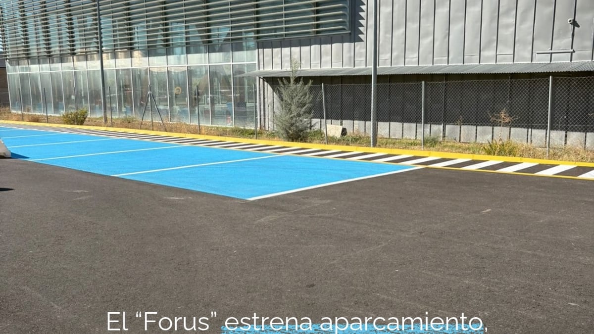 Parking con plazas asfaltadas y pintadas del centro deportivo municipal Valle de la Oliva Forus en Majadahonda