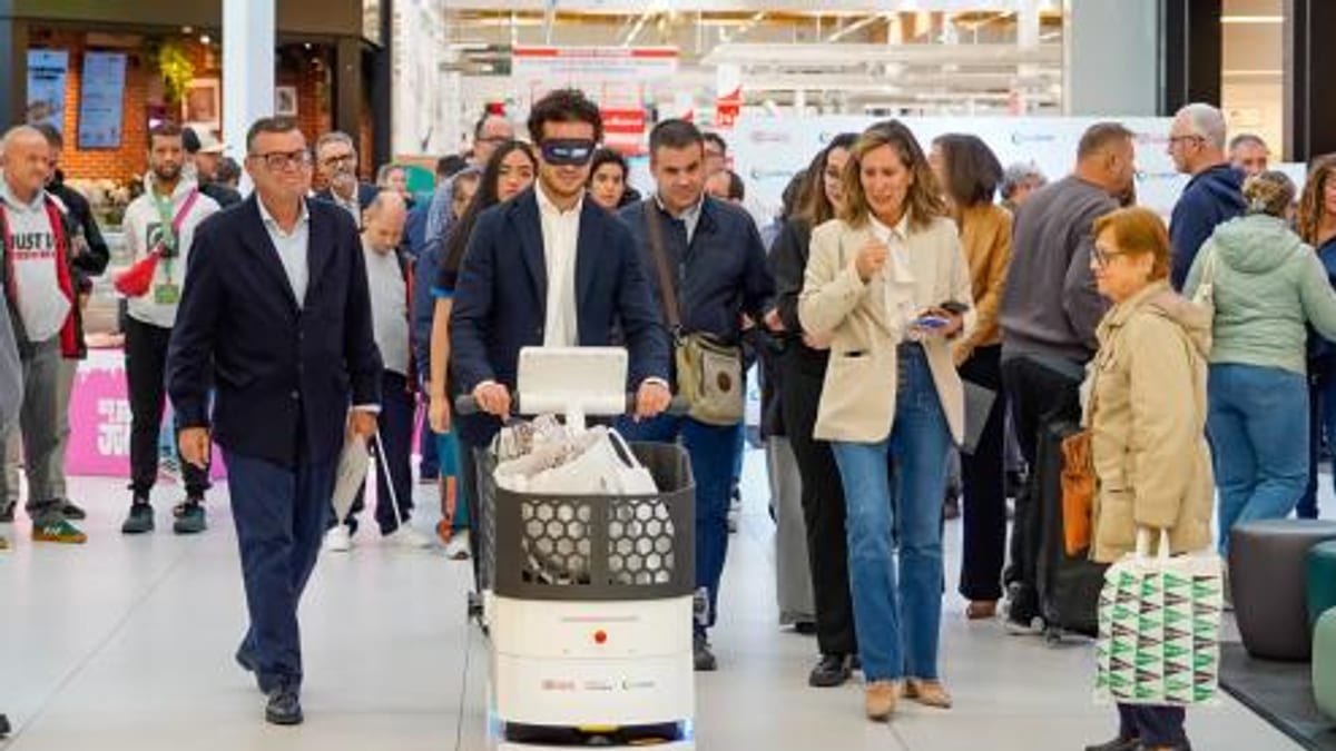 Robot autónomo en el centro comercial Parque Corredor de Torrejón de Ardoz durante pruebas de accesibilidad