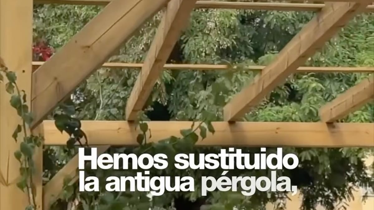Nueva pérgola de madera en el Parque María Gómez Lobo del distrito de Pablo Stajusta en Sevilla