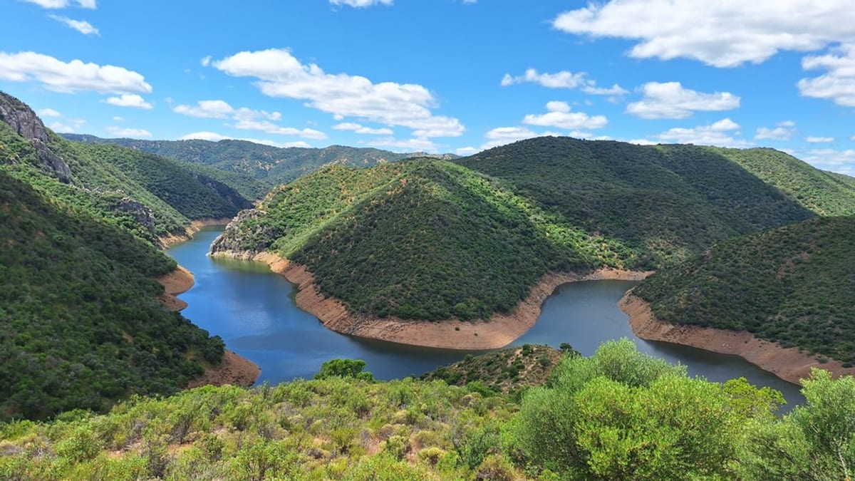 Vista aérea del Parque Natural Sierra de Hornachuelos con barrancos y formaciones geológicas