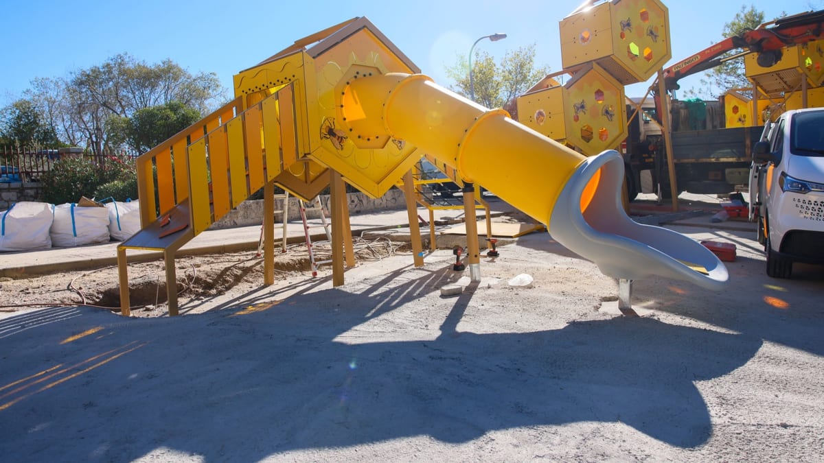 Estructura de juegos infantiles de color amarillo en el Parque del Oeste durante las obras de transformación