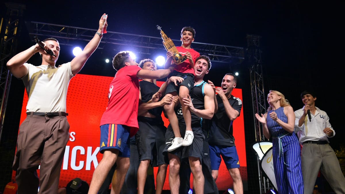 Espectáculo de Fútbol Freestyle en el Parque de los Príncipes con público celebrando, balón de fútbol y botella de champagne en escenario