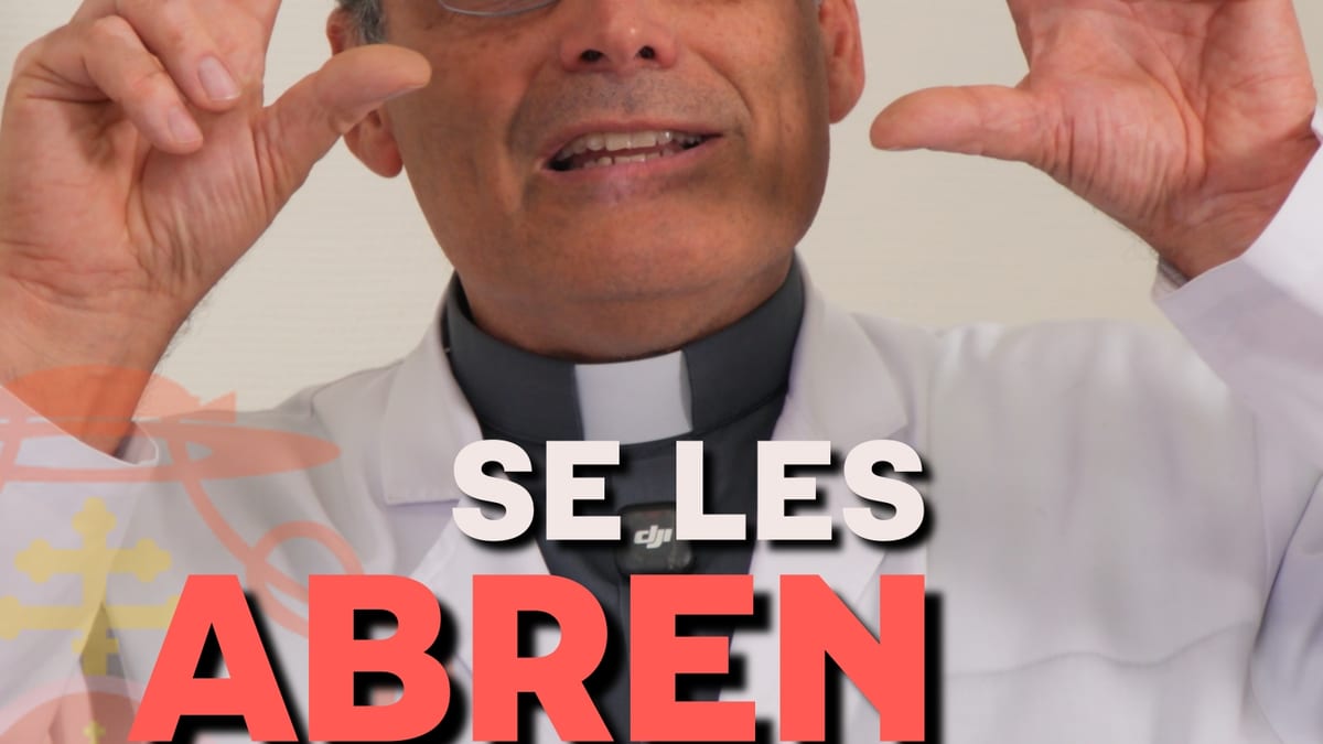 Párroco Iñaki Gallego comunicándose en lengua de signos con personas sordas durante una celebración religiosa en la parroquia Santa María del Silencio de Madrid