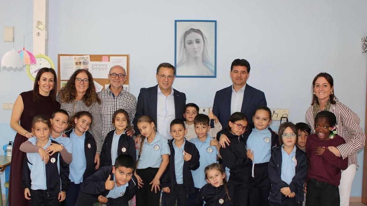 El alcalde de Albacete Manuel Serrano, acompañado por la directora del Colegio Diocesano y los concejales, durante la visita al centro educativo